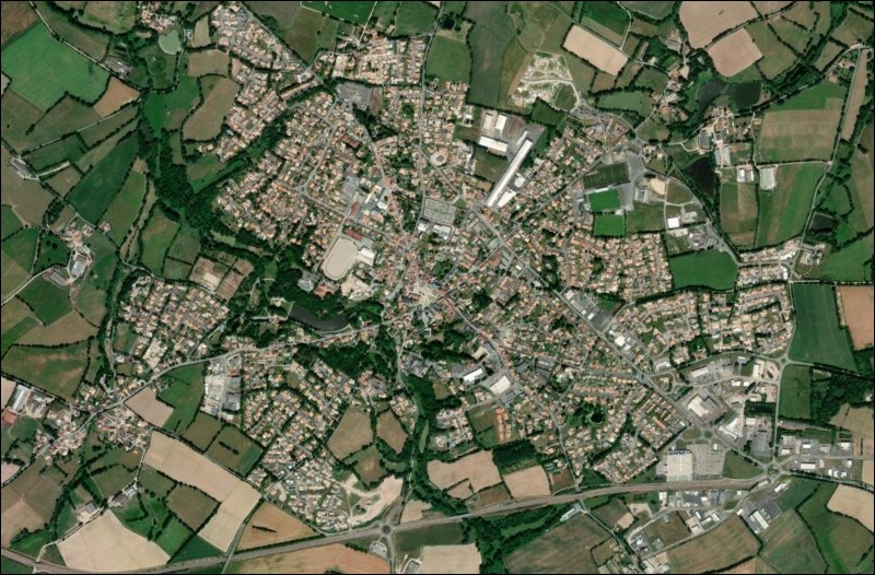 Poiré-bourg_photo-2022_MenV-800